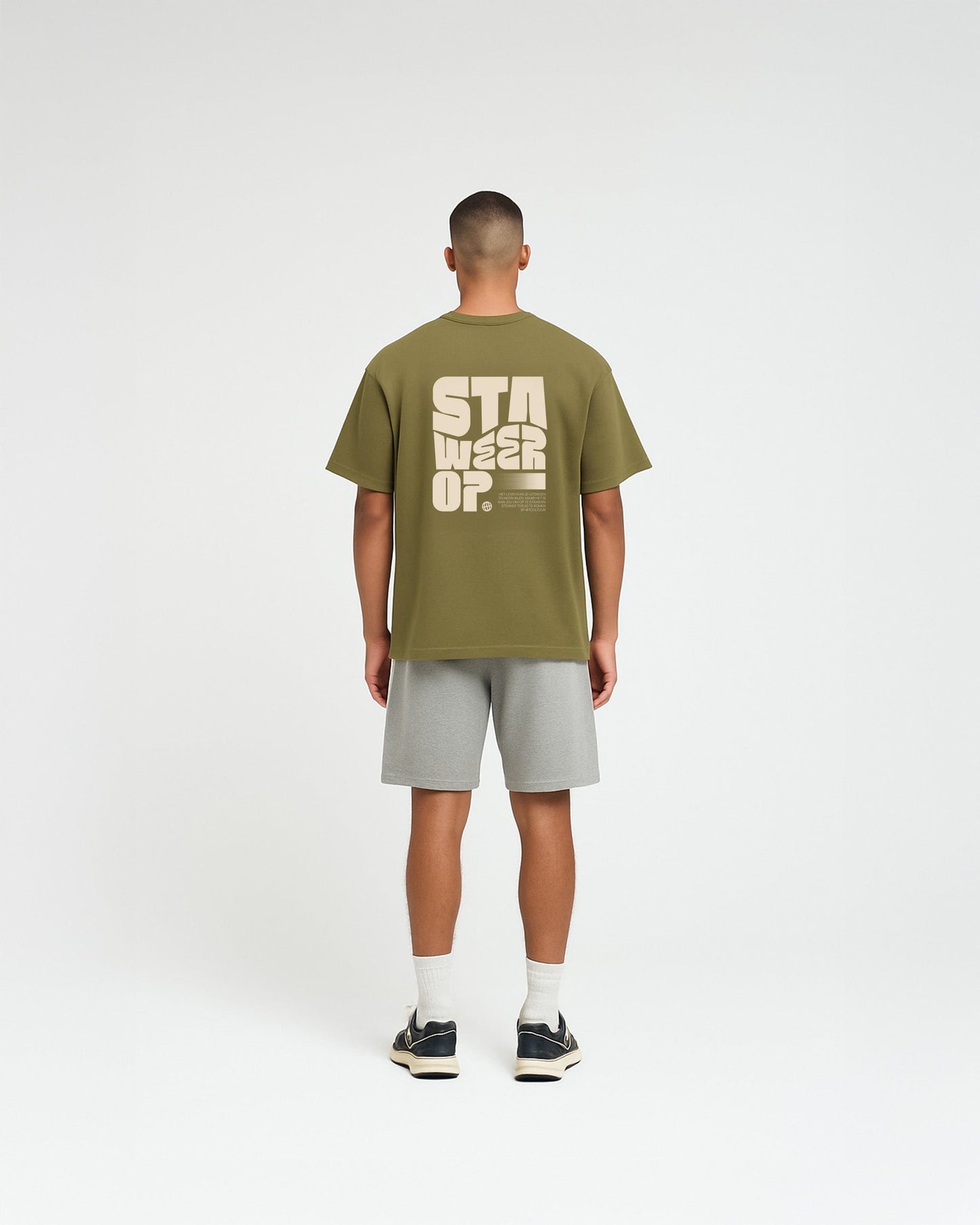 Model draagt een olijfgroen oversized T-shirt van 1cultuur met op de rug de quote “Sta weer op” in grote witte letters, streetwear geïnspireerd design.