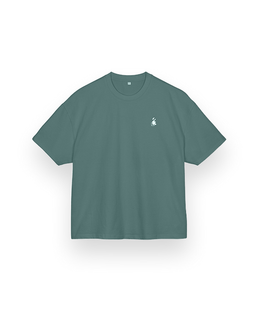 Voorkant van mosgroene oversized T-shirt met 1cultuur-logo op de borst