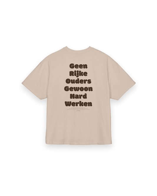 Zacht beige oversized T-shirt met grote tekstprint ‘Geen rijke ouders, gewoon hard werken’ op de rug, 1cultuur streetwear