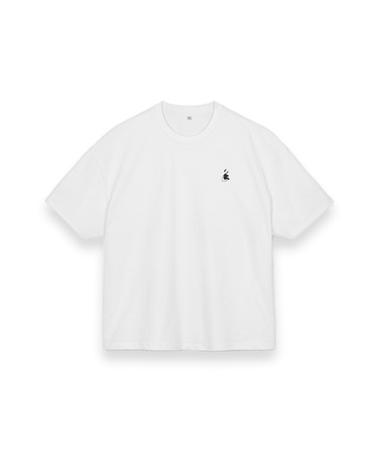 voorkant van de de 1cultuur t-shirt met de Nederlandse quote op de rugzijde 'hou je met je eigen shit bezig', met op de borst het logo van 1cultuur